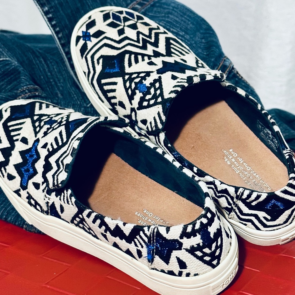 TOMS, Embroidered Metallic Blue and Black Aztec design slip on Sneakers 760618
